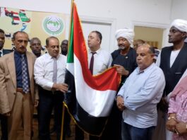 رئيس مكتب السودان باتحاد شباب العرب للإبداع الدكتور الفاتح صالح يرفع علم البلاد في مقر الاتحاد ويحتفل بنصر حرب أكتوبر المجيدة